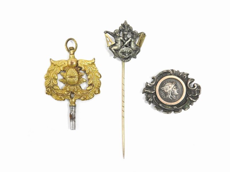 Due Spille e una Chiave per Orologio da Taschino in Oro a Basso Titolo, Argento e Altri Metalli