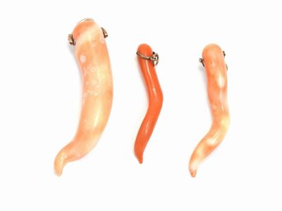 Tre Pendenti in Oro a Basso Titolo e Metalli Vari con Corallo Rosso e Rosso Arancio
