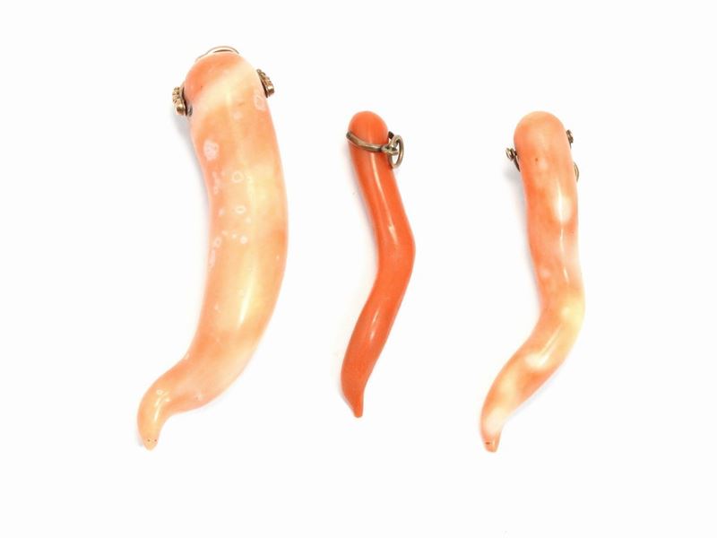 Tre Pendenti in Oro a Basso Titolo e Metalli Vari con Corallo Rosso e Rosso Arancio