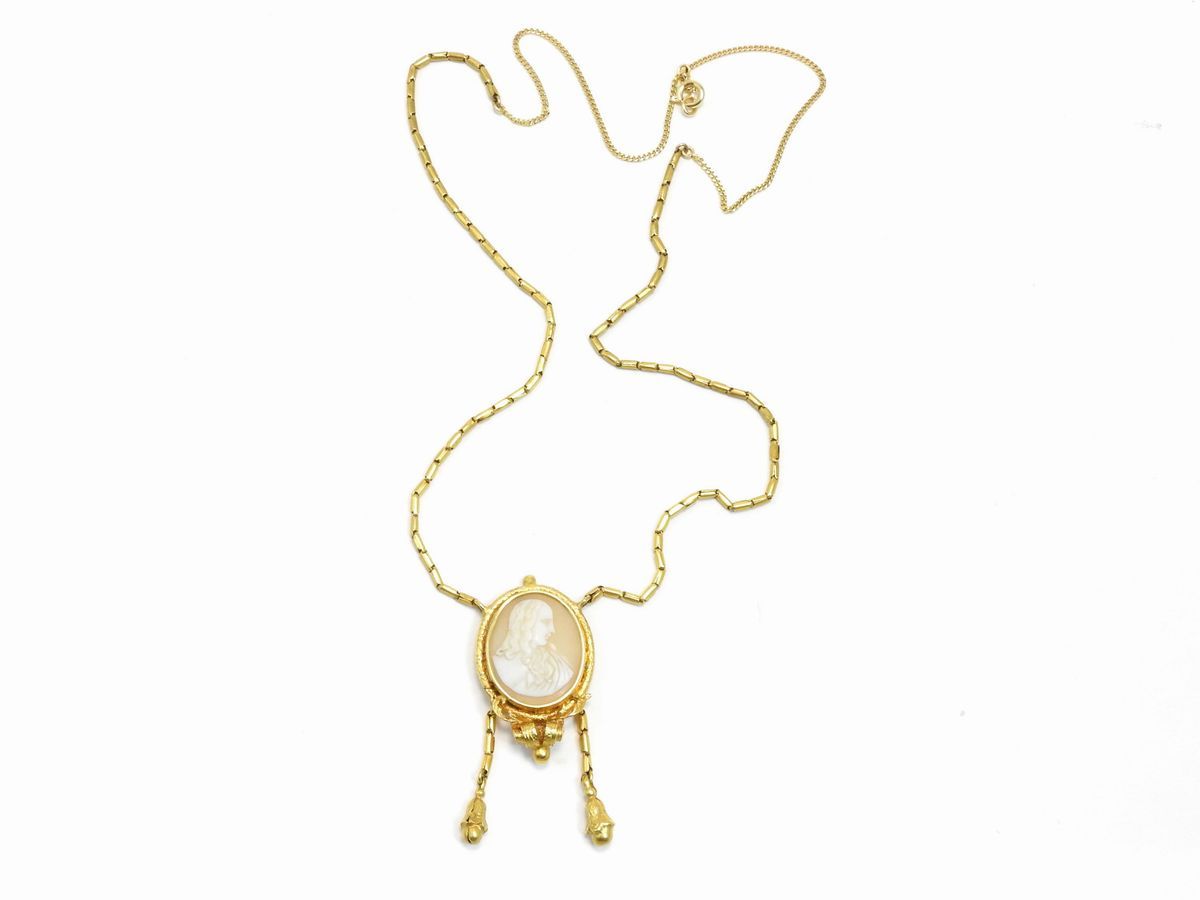 Collana in Oro Giallo con Cammeo in Conchiglia