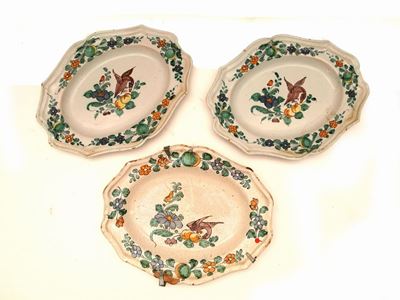 Serie di Tre Piatti Ovali in Maiolica