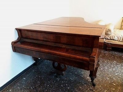 Pianoforte a Coda Listrato in Piuma di Noce, Czaka & Sohn