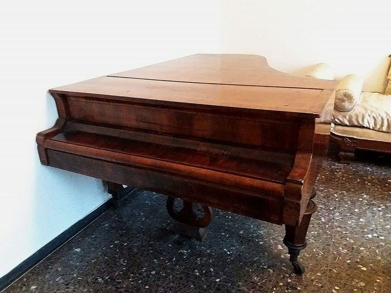 Pianoforte a Coda Listrato in Piuma di Noce, Czaka & Sohn