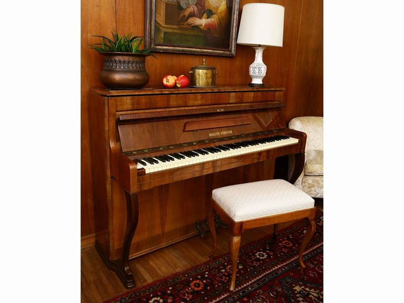 Pianoforte Verticale Impiallacciato in Piuma di Noce, August Forster