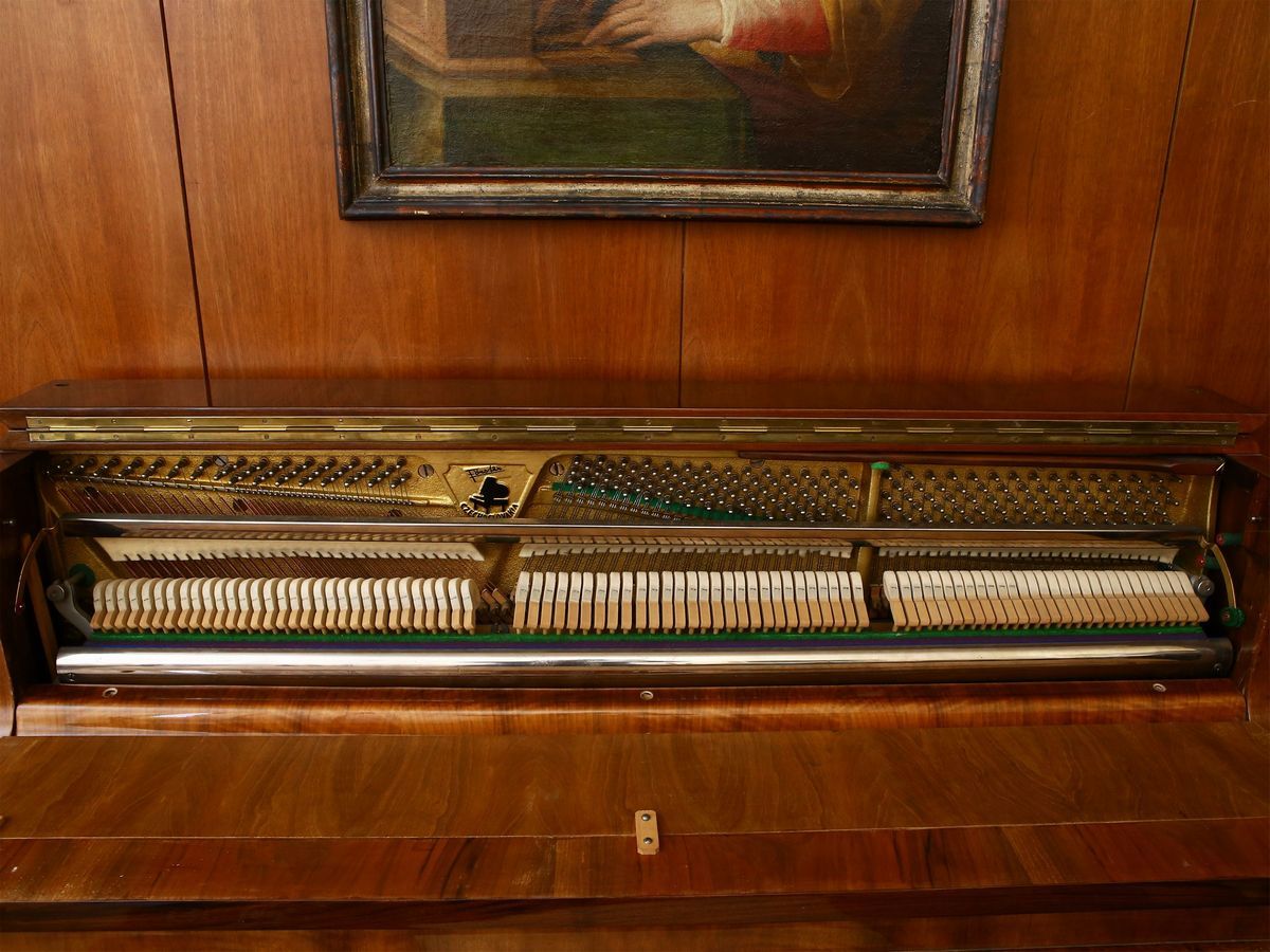 Pianoforte Verticale Impiallacciato in Piuma di Noce, August Forster
