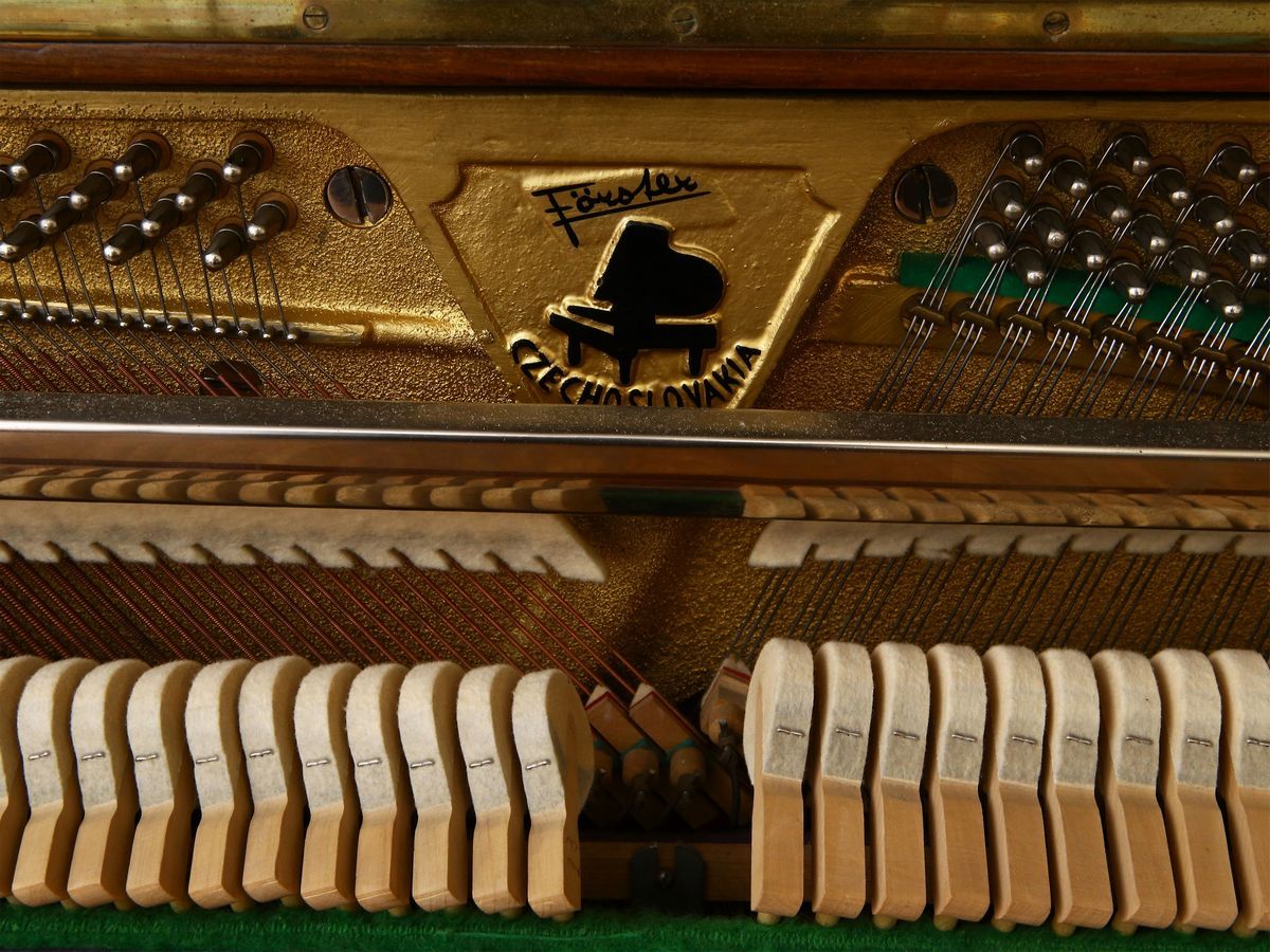 Pianoforte Verticale Impiallacciato in Piuma di Noce, August Forster