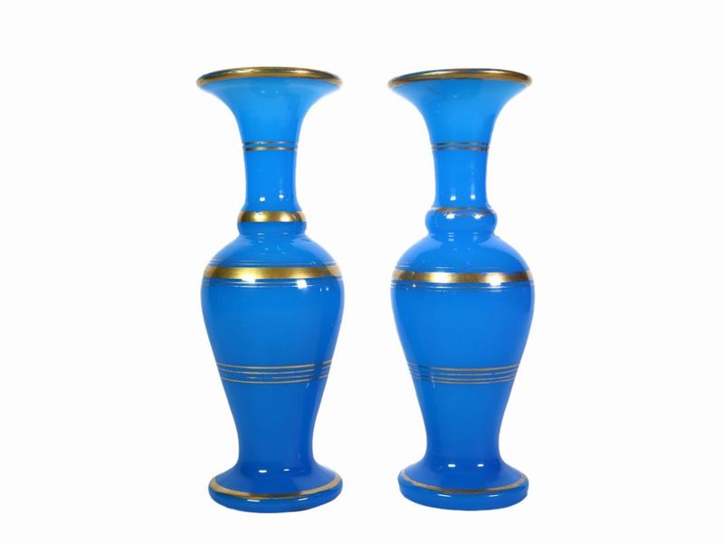 Coppia di Piccoli Vasi in Opaline Celeste Lumeggiati in Oro