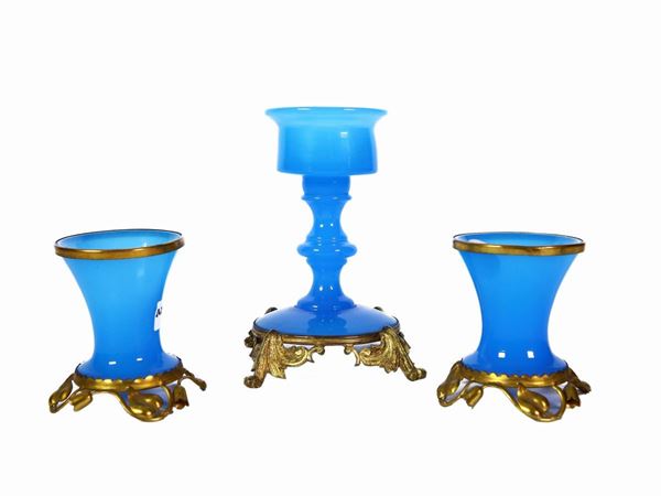 Tre piccoli vasi in opaline azzurra lumeggiata in oro