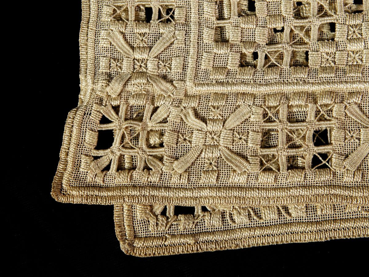 Tovaglietta Centrotavola Ricamata in Cotone Ecrù