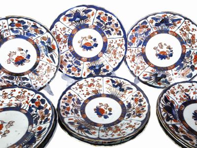 Serie di Undici Piatti in Porcellana Imari