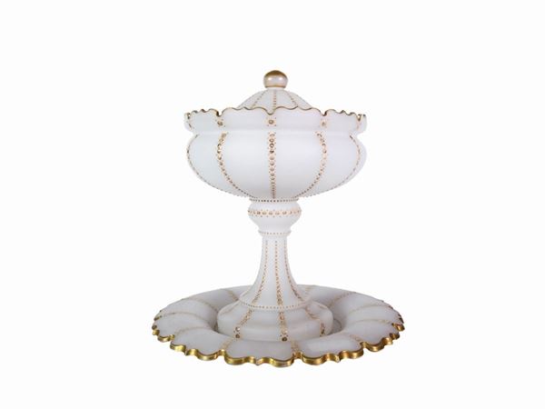 Large centerpiece in white opaline with gold highlights