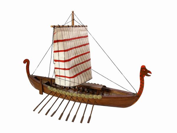 Modellino di nave vichinga in legno e tessuto