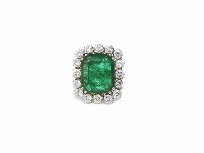 Anello in Oro Bianco con Diamanti e Smeraldo