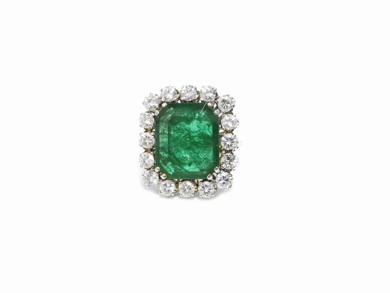 Anello in Oro Bianco con Diamanti e Smeraldo