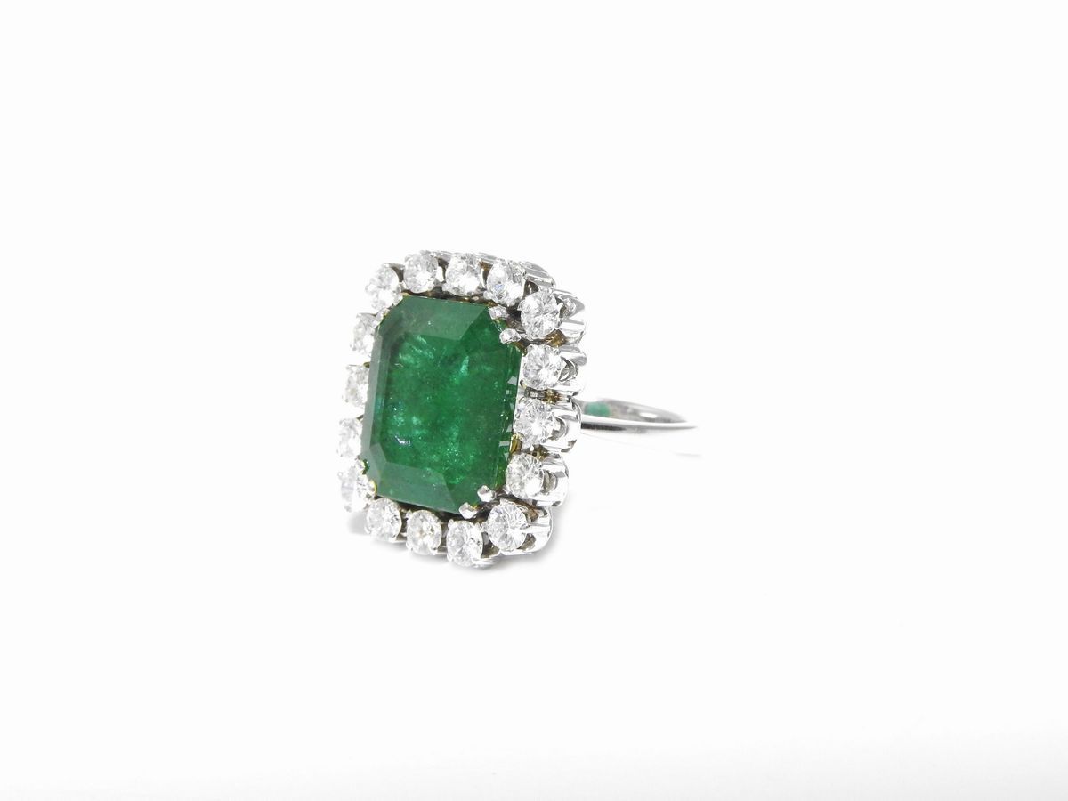Anello in Oro Bianco con Diamanti e Smeraldo