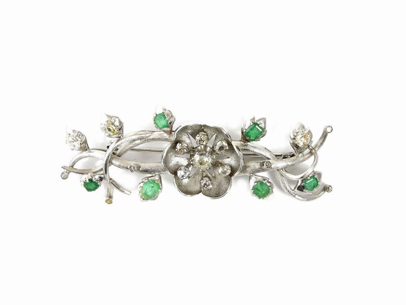 Spilla in Oro Bianco con Diamanti e Smeraldi