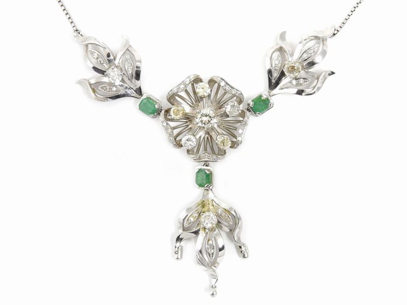 Collana in Oro Bianco con Diamanti e Smeraldi