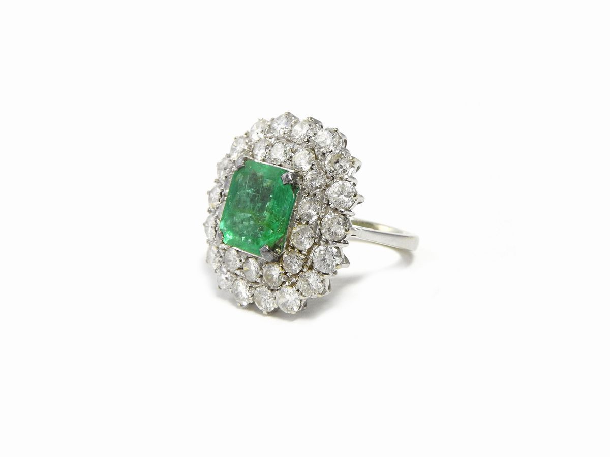 Anello in Oro Bianco con Diamanti e Smeraldo