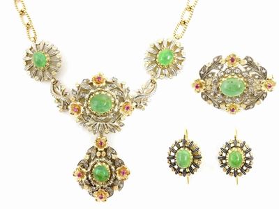 Parure Collana, Orecchini e Spilla in Oro Giallo e Argento con Diamanti, Rubini e Smeraldi
