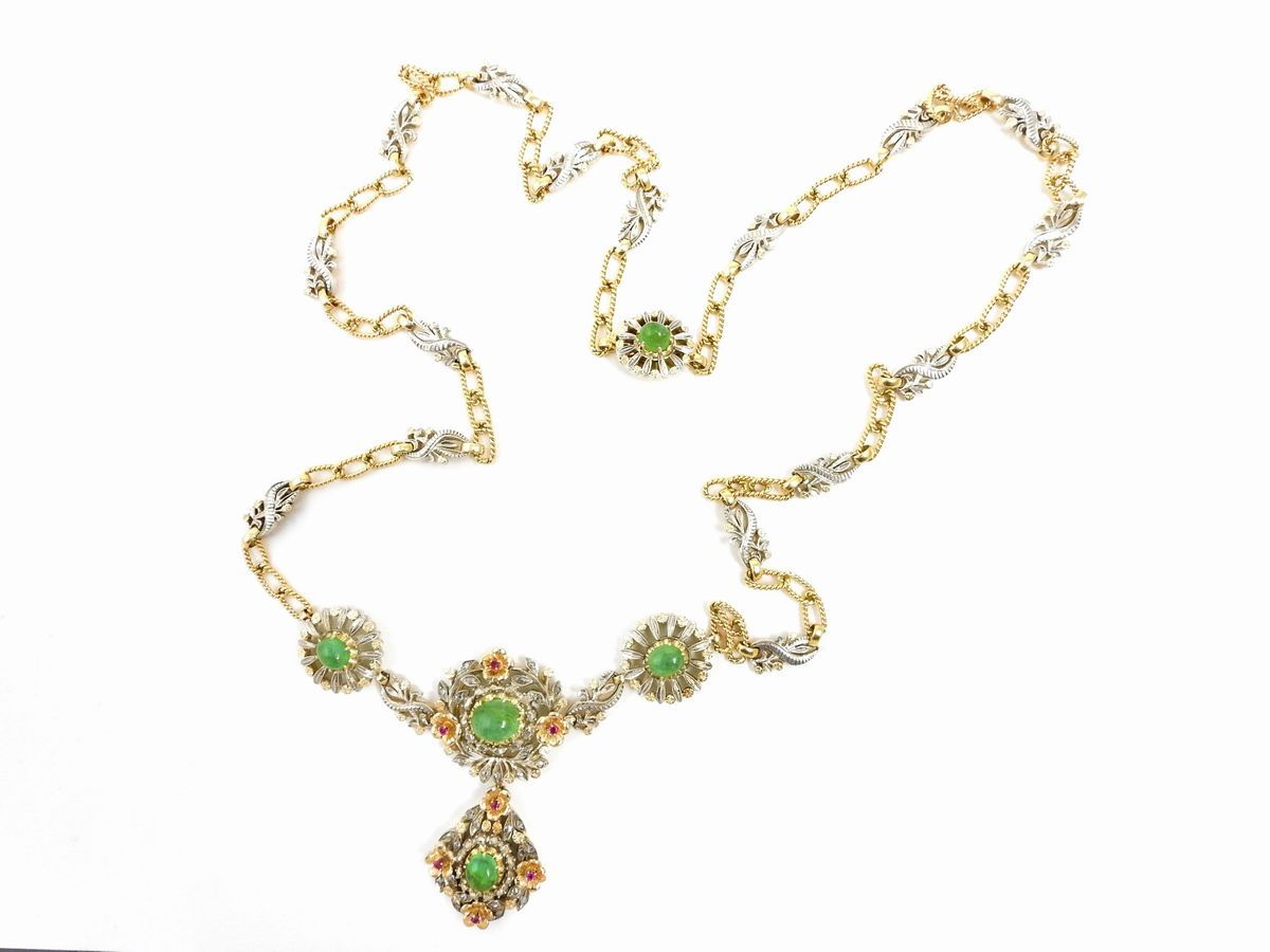 Parure Collana, Orecchini e Spilla in Oro Giallo e Argento con Diamanti, Rubini e Smeraldi