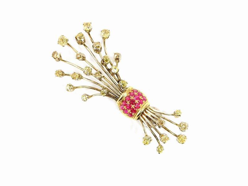 Orecchino in Oro Giallo con Diamanti Fancy Colour e Rubini Sintetici