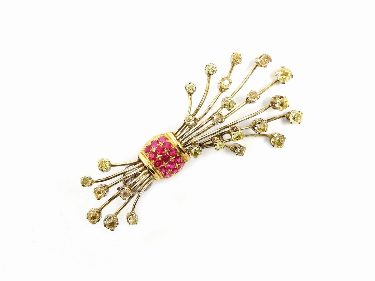 Orecchino in Oro Giallo con Diamanti Fancy Colour e Rubini Sintetici