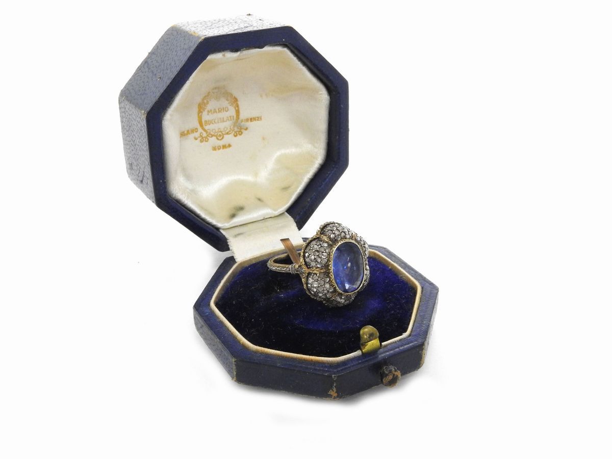 Anello Attribuibile a Mario Buccellati in Oro Giallo e Argento con Diamanti e Zaffiro