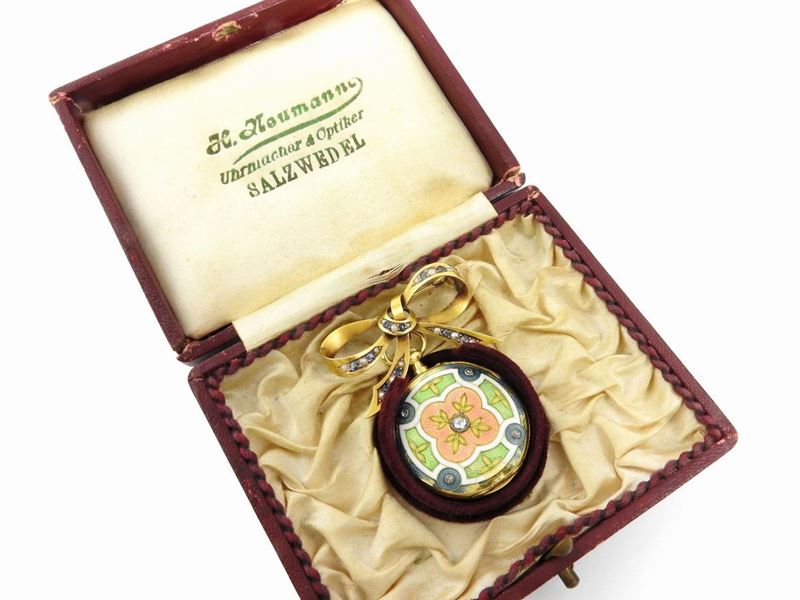 Spilla Orologio Pendente in Oro Giallo con Diamanti, Zaffiri, Microperle e Smalti Policromi