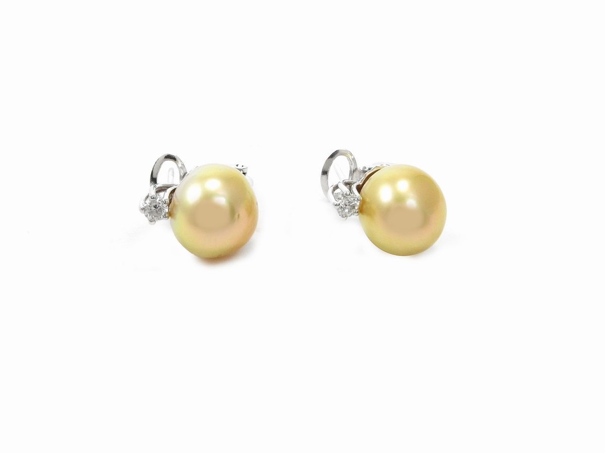 Orecchini in Oro Bianco con Diamanti e Perle Coltivate Gold