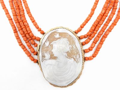 Collana Multifilo in Corallo Rosso Arancio con Fermezza in Oro 500/1000 e Cammeo in Conchiglia