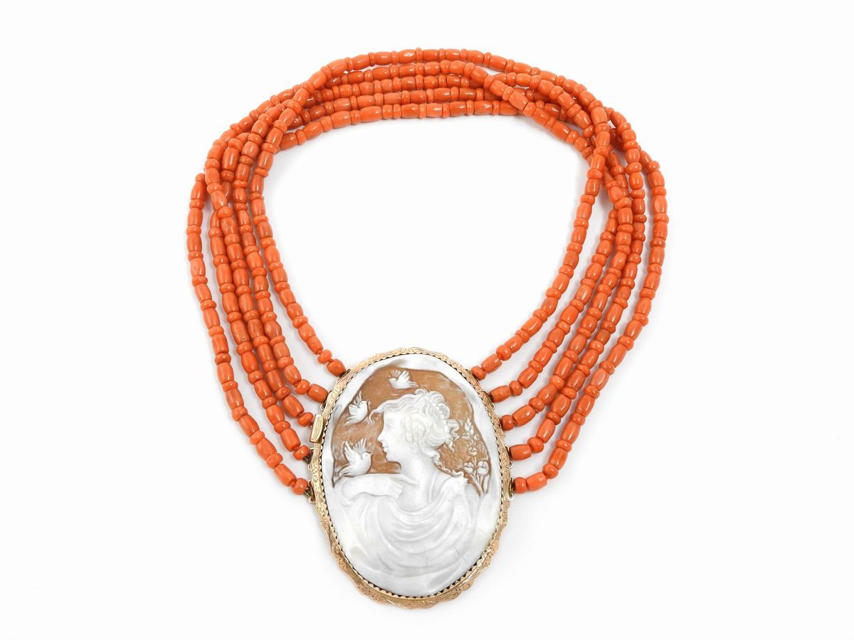 Collana Multifilo in Corallo Rosso Arancio con Fermezza in Oro 500/1000 e Cammeo in Conchiglia