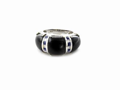 Anello a Fascia Bombata in Oro Bianco con Diamanti, Zaffiri e Onice
