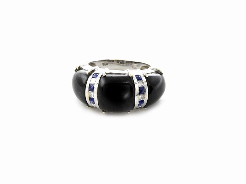 Anello a Fascia Bombata in Oro Bianco con Diamanti, Zaffiri e Onice