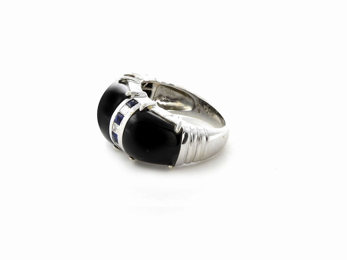 Anello a Fascia Bombata in Oro Bianco con Diamanti, Zaffiri e Onice