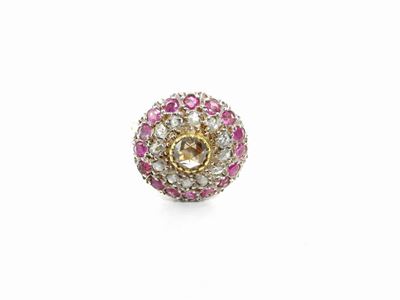 Anello in Oro Giallo e Argento con Diamante Fancy Colour, Diamanti Incolori e Rubini