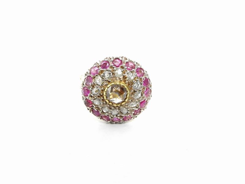 Anello in Oro Giallo e Argento con Diamante Fancy Colour, Diamanti Incolori e Rubini