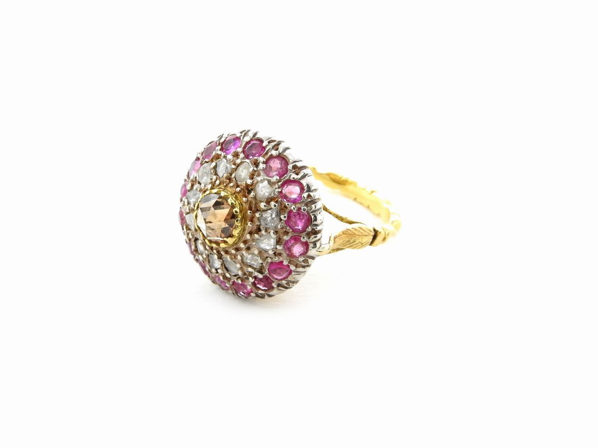 Anello in Oro Giallo e Argento con Diamante Fancy Colour, Diamanti Incolori e Rubini