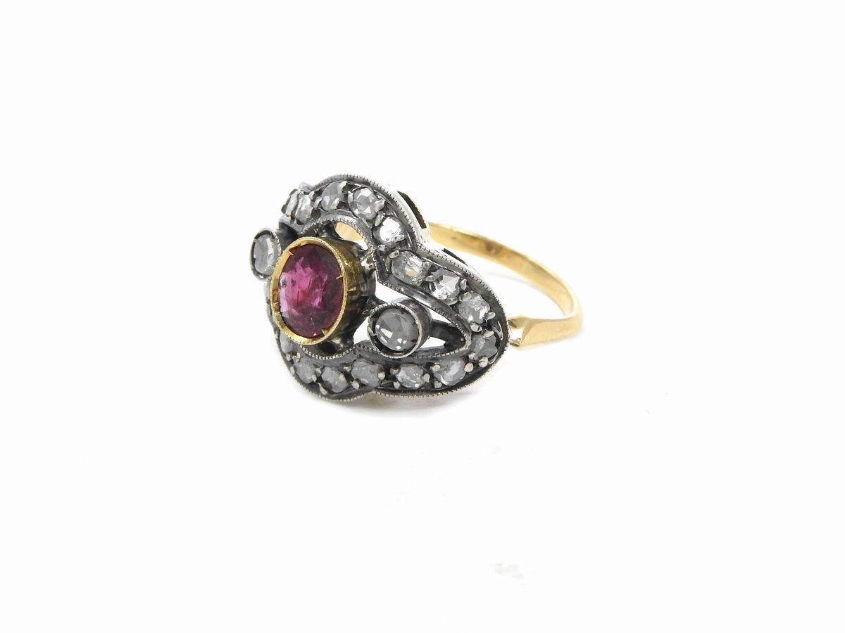 Anello in Oro Giallo e Argento con Diamanti e Rubino