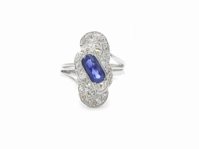 Anello in Oro Bianco con Diamanti e Zaffiro