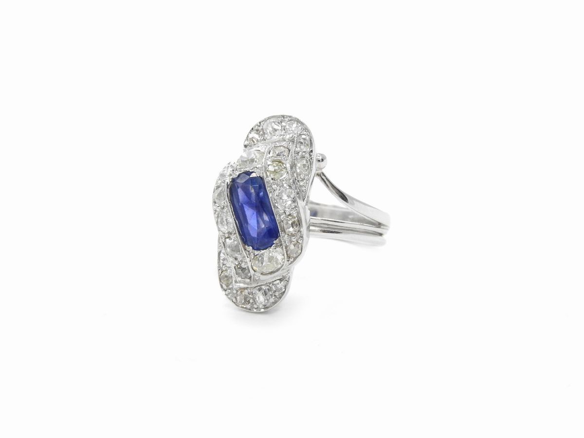 Anello in Oro Bianco con Diamanti e Zaffiro