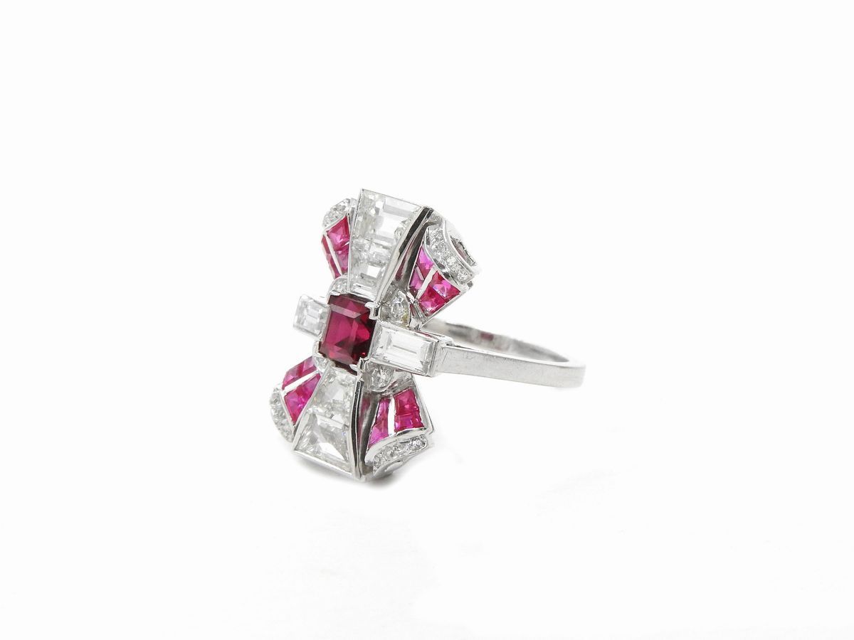Anello in Platino con Diamanti e Rubini Sintetici