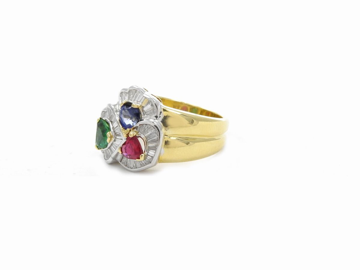 Anello in Oro Bianco e Giallo con Diamanti, Rubino, Zaffiro e Smeraldo