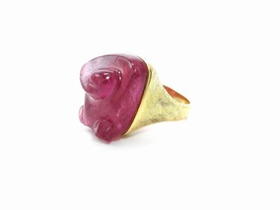 Anello in Oro Giallo con Tormalina Incisa a Volute