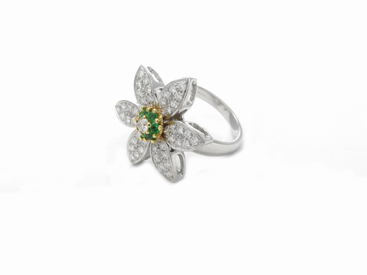 Anello in Oro Bianco e Giallo con Diamanti e Smeraldi