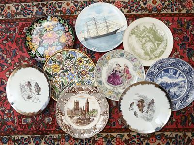 Miscellanea di Piatti Decorativi in Terraglia e Porcellana