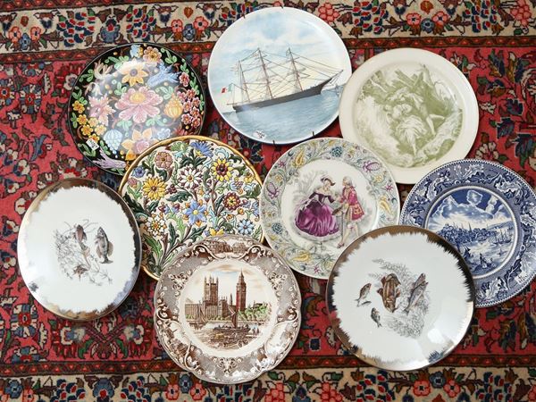 Miscellanea di piatti decorativi in terraglia e porcellana