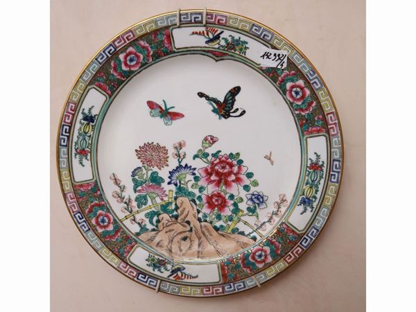 Quattro piatti decorativi in porcellana
