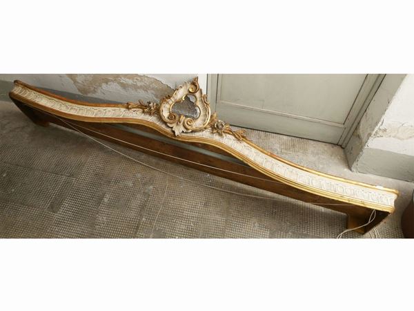 Valance in lacquered wood and heightened in gold