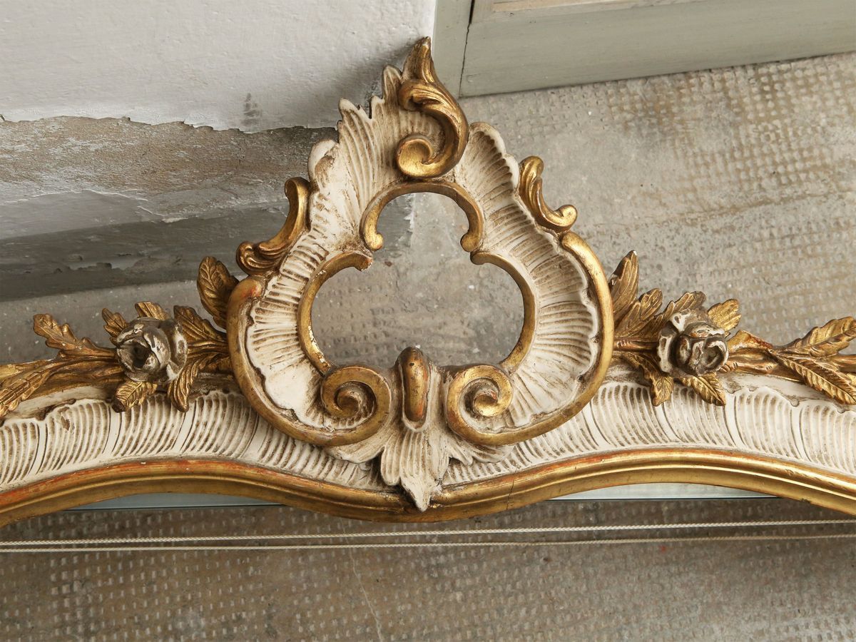 Mantovana in Legno Laccato e Lumeggiato in Oro
