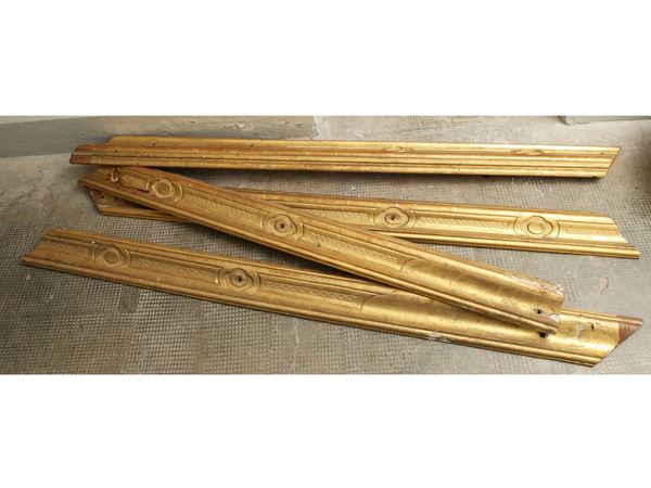 Assortimento di stecche in legno intagliato e dorato per cornici o specchiere